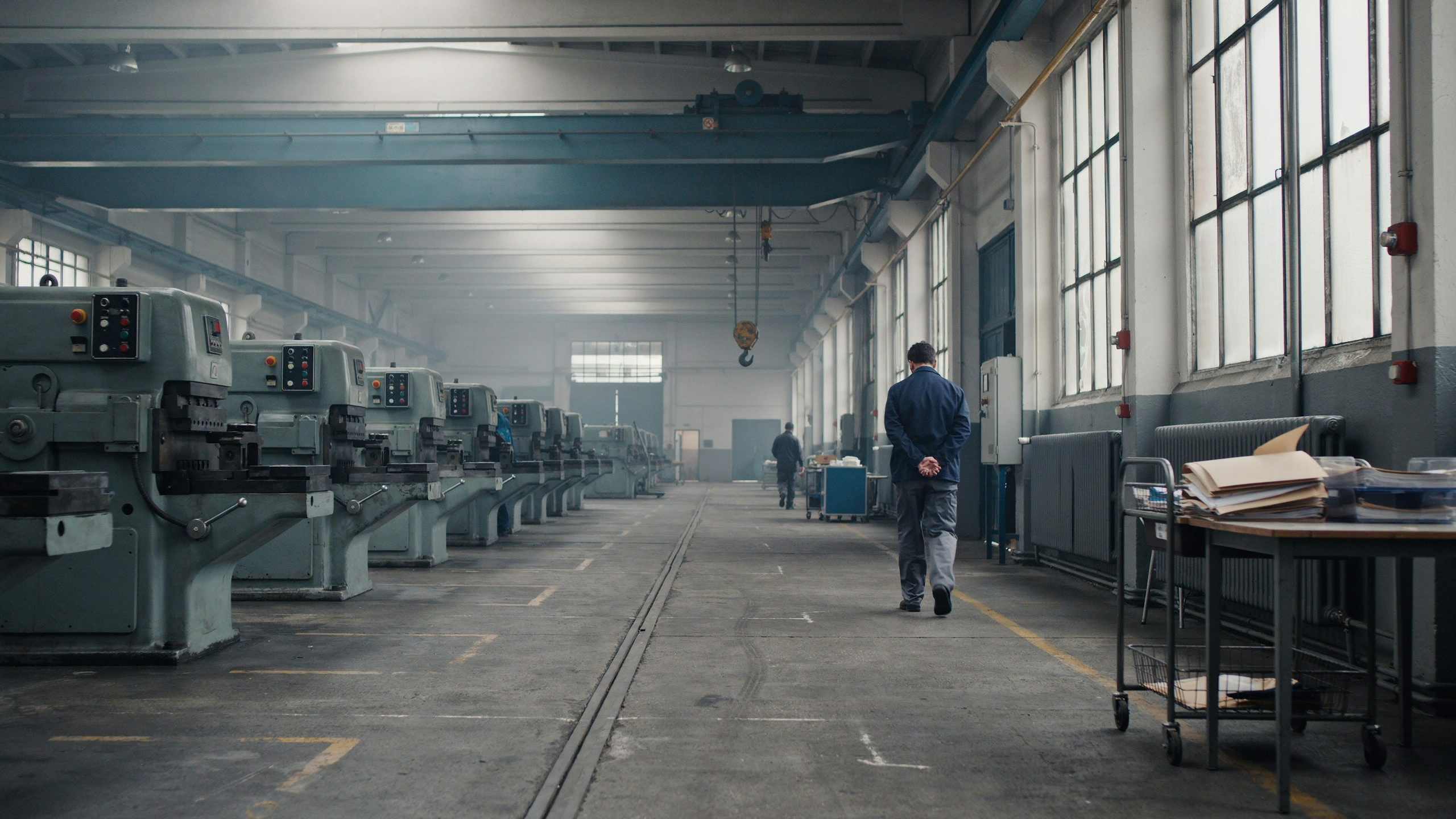 Dossier de droit du travail posé devant une usine de pneumatiques