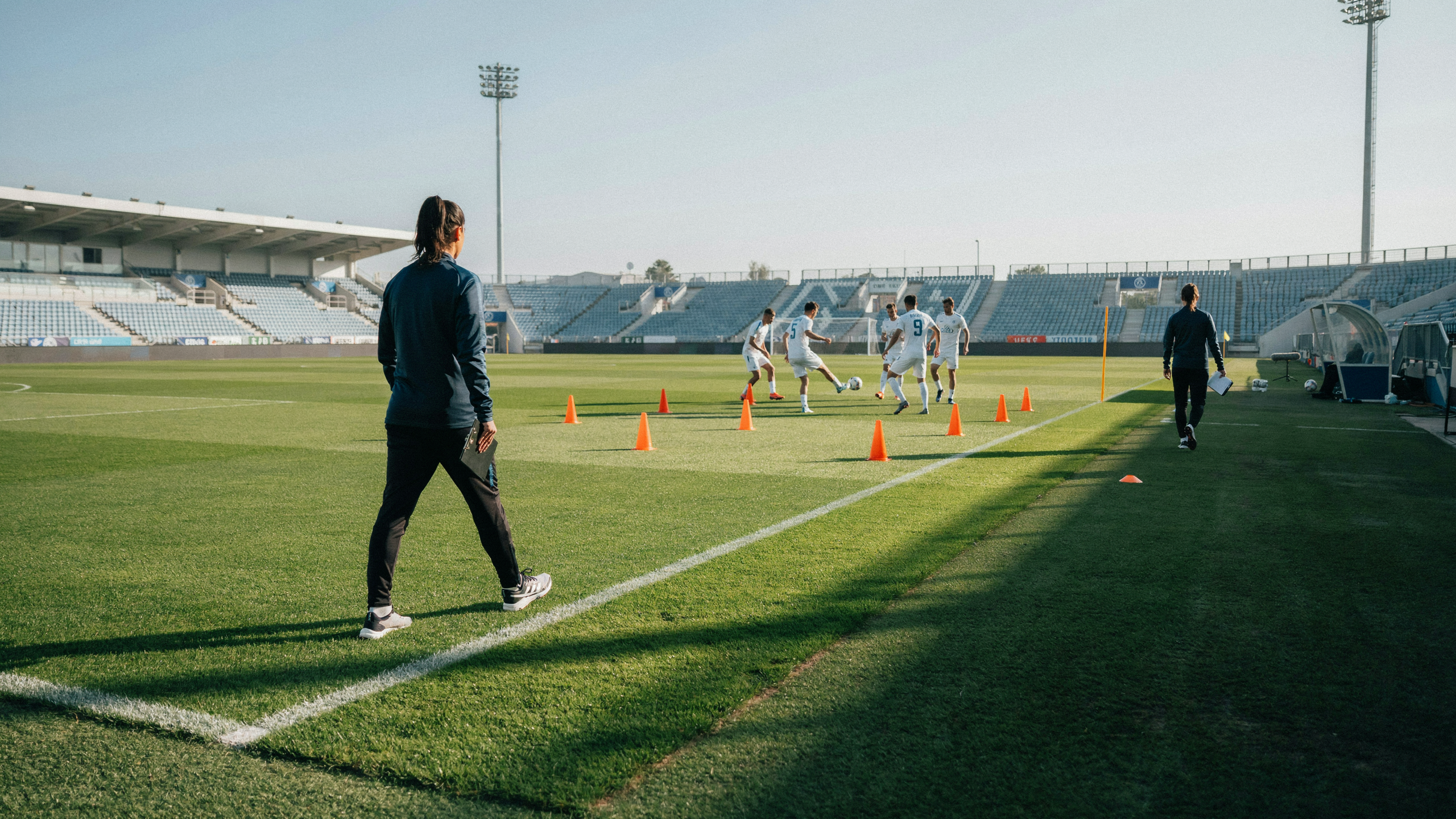 Technicienne suivant une formation de licence UEFA pour entraîner au football