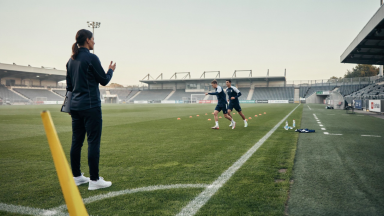 Femmes entraîneuses dans le football professionnel: avancées et barrières