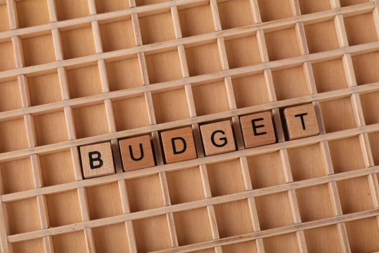 Lire un budget public sans confondre crédits, prévisions et dépenses