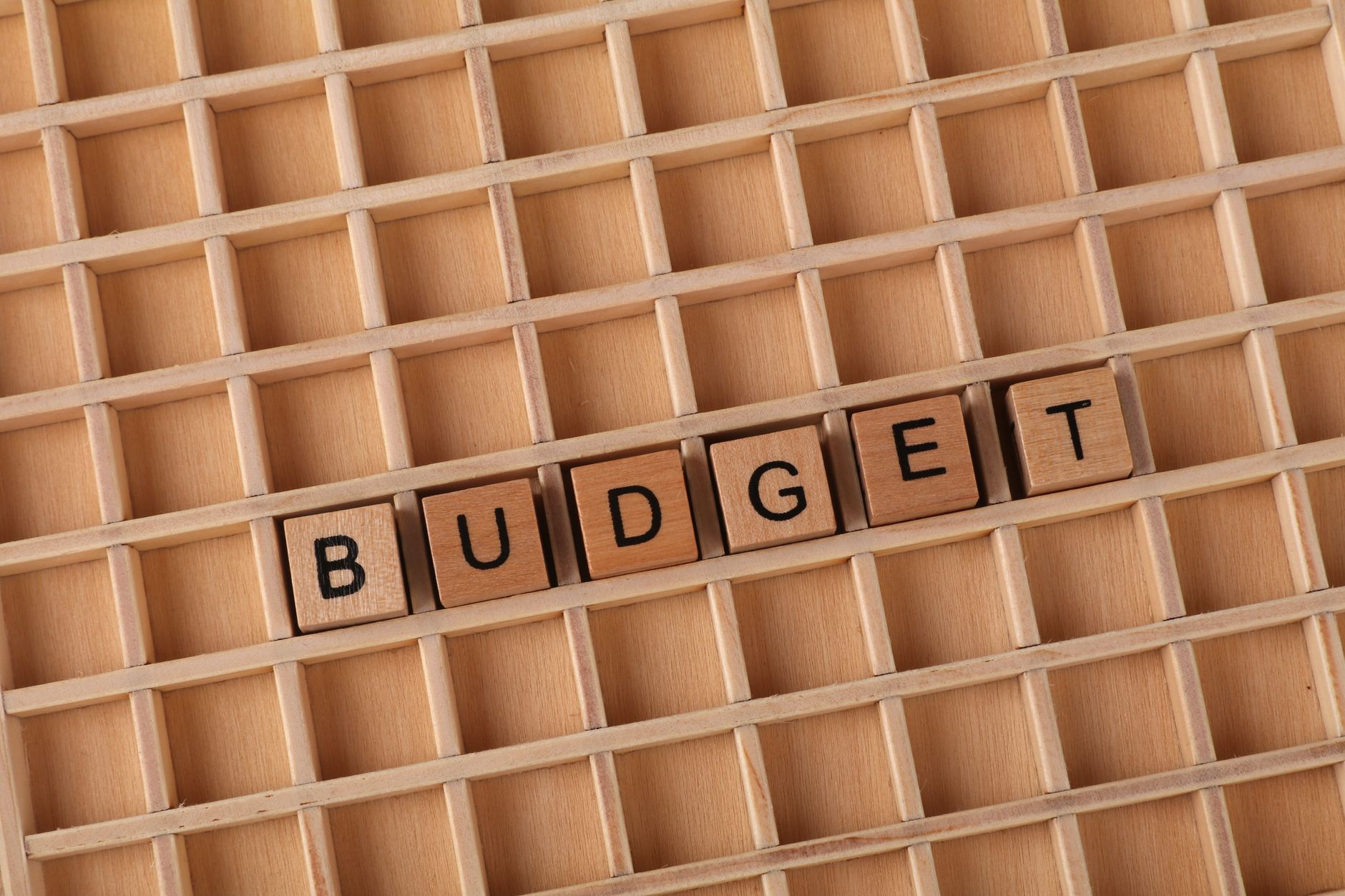 Lire un budget public sans confondre crédits, prévisions et dépenses