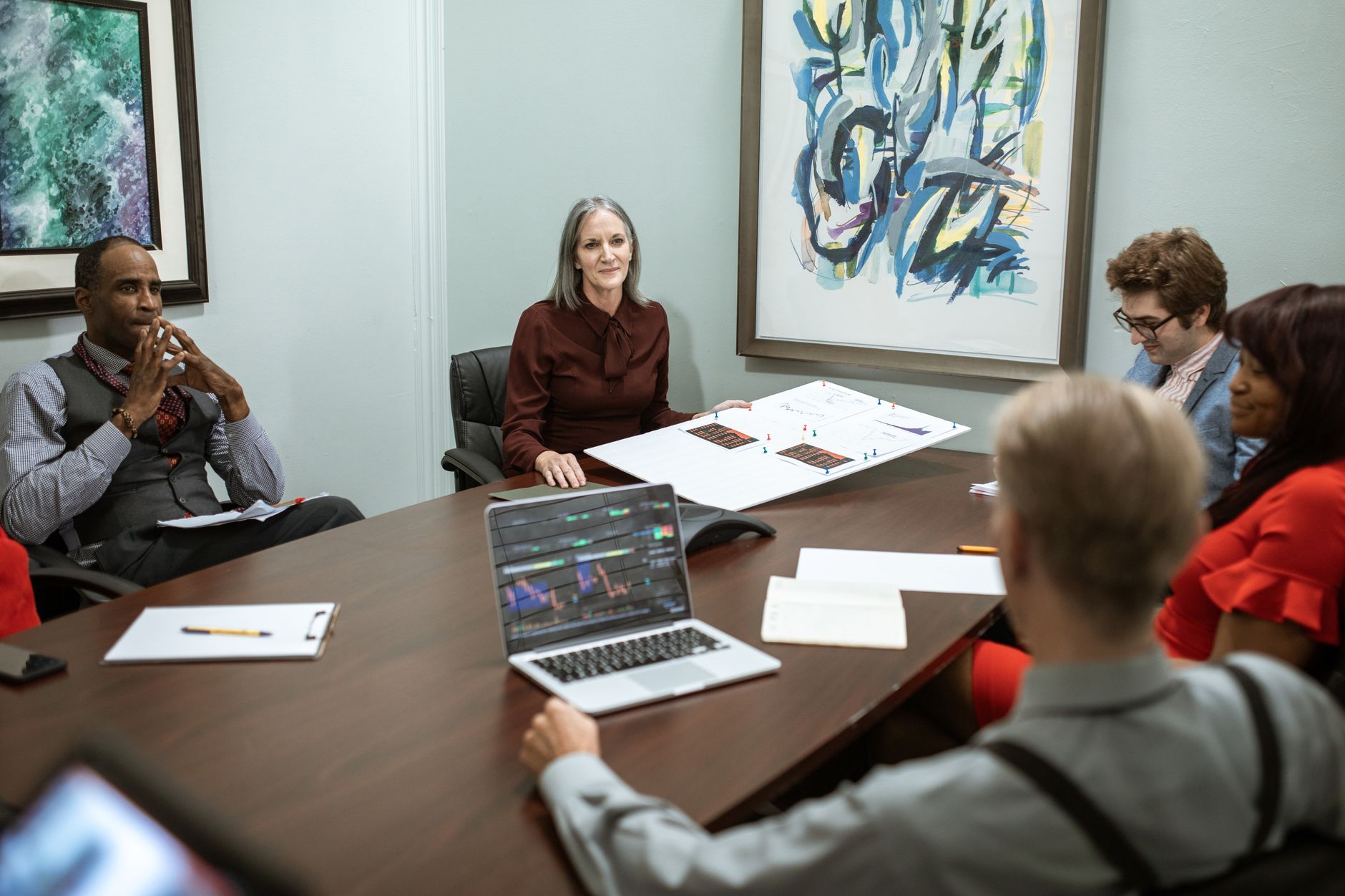 Membres d’une organisation examinant des documents de gouvernance