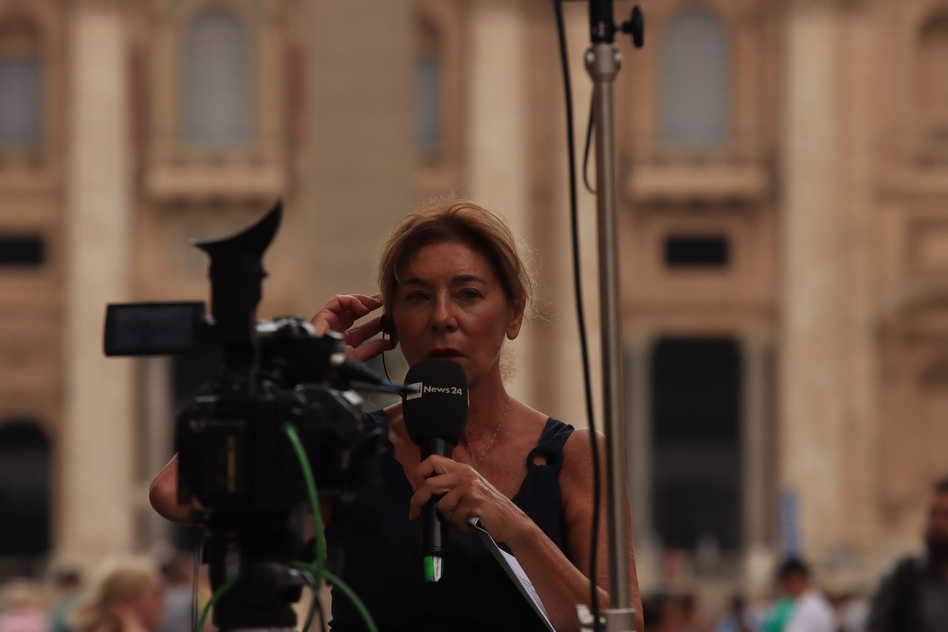 Journaliste rapportant en direct depuis la ville du Vatican, capturant l'essence du journalisme de diffusion urbaine.